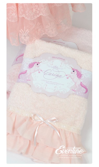 Trusou de botez personalizat si brodat pentru fetite cu unicornii, Povesti cu unicorni 6